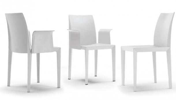 Two variations of Poltrona Frau's Lola leather chair, designed in 1997 by Pierluigi Cerri. © Poltrona Frau Poltrona Frau Lola leather chair by Pierluigi Cerri
