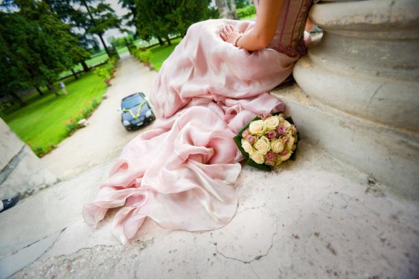 The bride posing in the park of an Italian villa after her wedding. © Hemera/Thinkstock Bride posing in the park of Italian villa