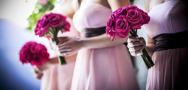 A line of bridesmaids with pink bouquets celebrate a wedding in Italy. © Cristiano Ostinelli Bridesmaids with pink bouquets at wedding in Italy